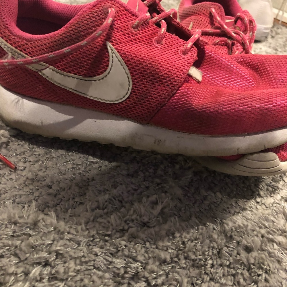 Pink nike roshe